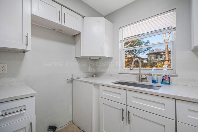 Building Photo - 21 E Celeste St