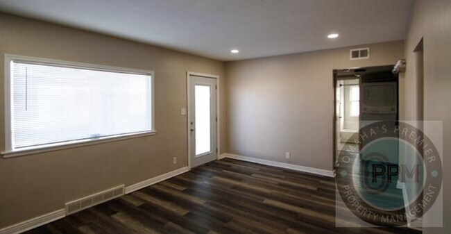 Building Photo - Updated Duplex Near Downtown! - 2 Bed / 1 Bath / 800SF