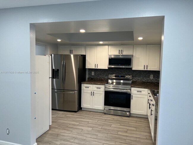 Building Photo - 3064 Riverside Dr