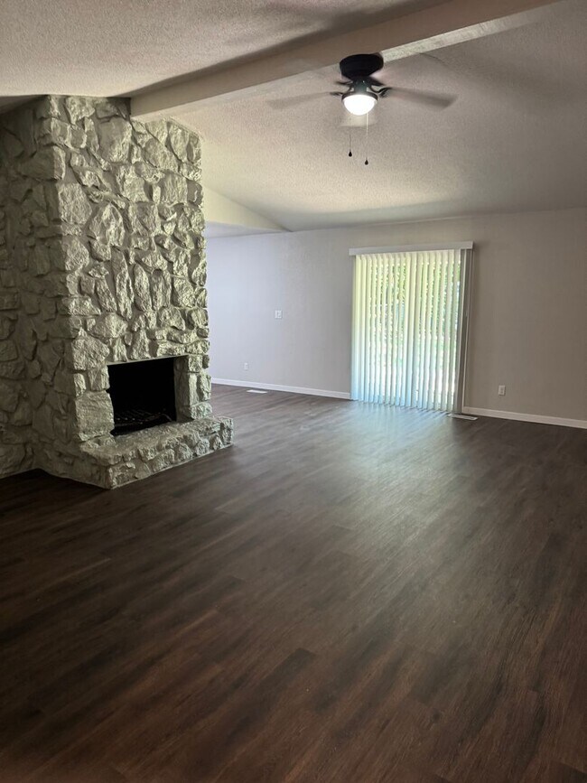 Building Photo - Recently remodeled!