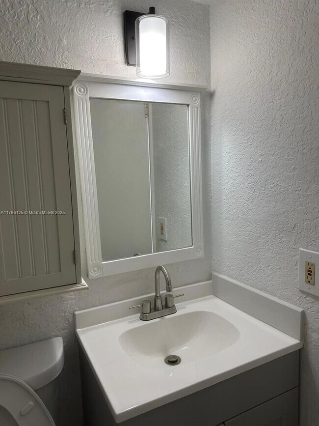 Building Photo - 8870 Fontainebleau Blvd