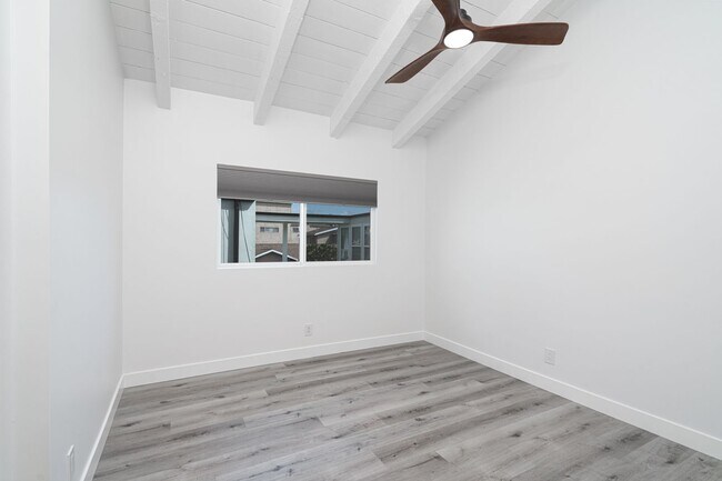 Building Photo - 905 W Balboa Blvd