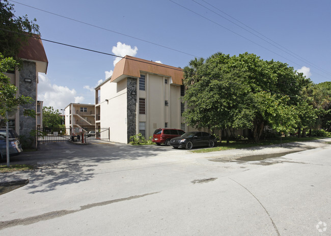 Building Photo - Kensington Club