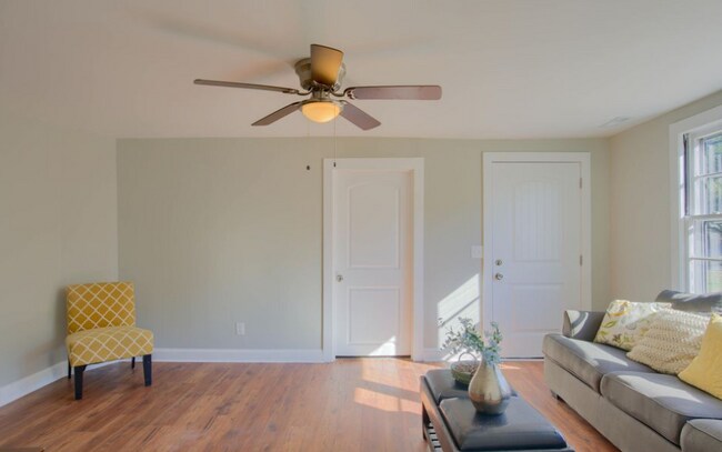 Building Photo - "Charming 3-Bedroom Home on Wilmington Highway!"