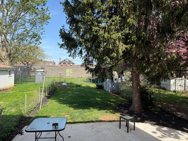 Building Photo - Newly Renovated 3-Bedroom, 1-Bathroom End-Row Townhome with Bonus Room & Backyard!