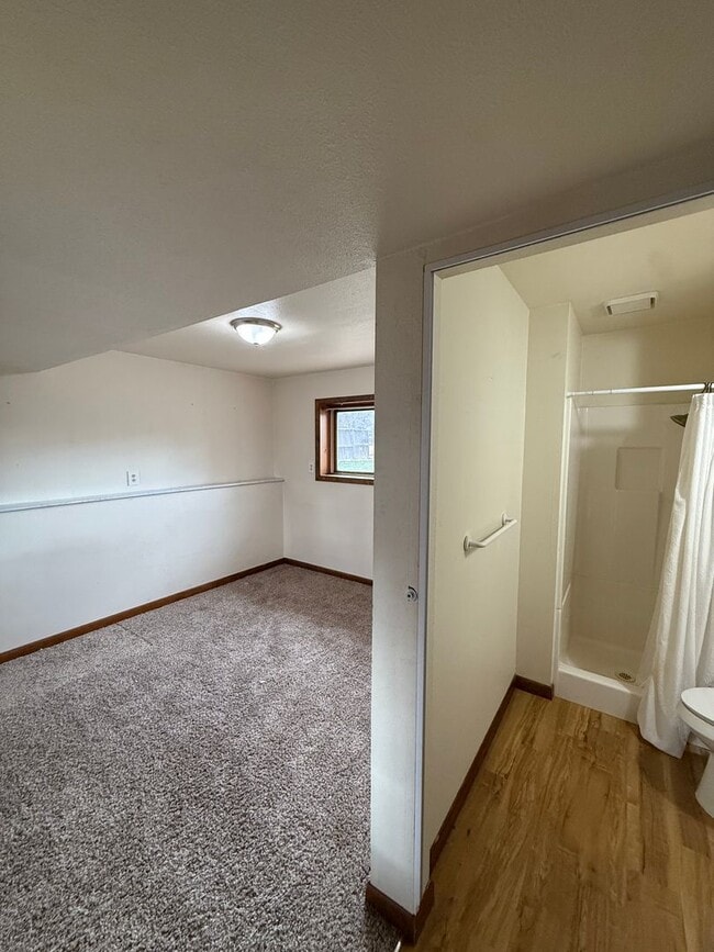 Building Photo - Large 4 Bedroom/2 Bath Bi-Level Home with ...