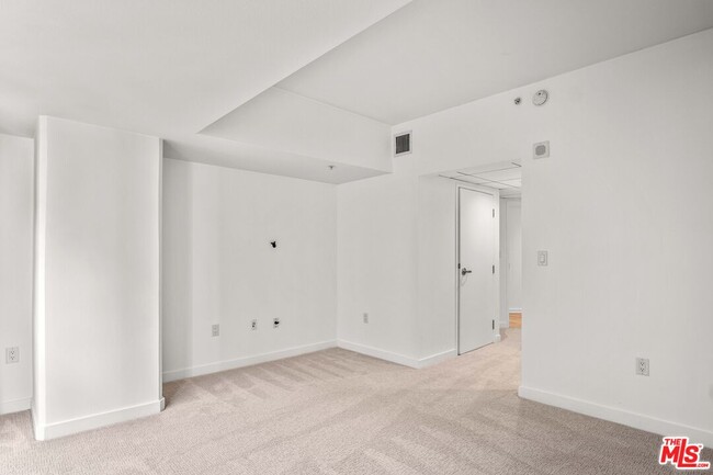 Building Photo - 13700 Marina Pointe Dr