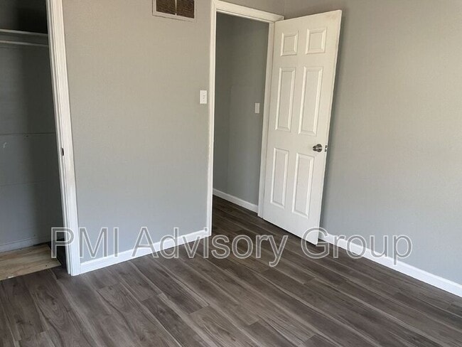 Building Photo - 2424 SW 25th Dr