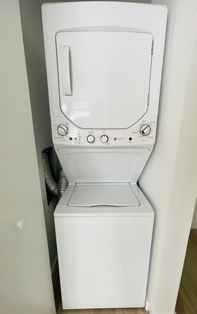 Building Photo - Luxury 1BR Condo at Dua Miami / SLS Brickell