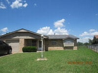 Building Photo - MOVE IN SPECIAL: $200 OFF OF THE 1ST FULL MONTH'S RENT! New carpet and freshly painted interiors