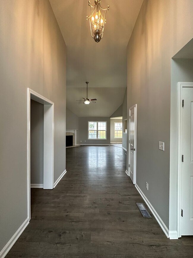 Building Photo - 3 Bedroom Home For Rent with Bonus Room!