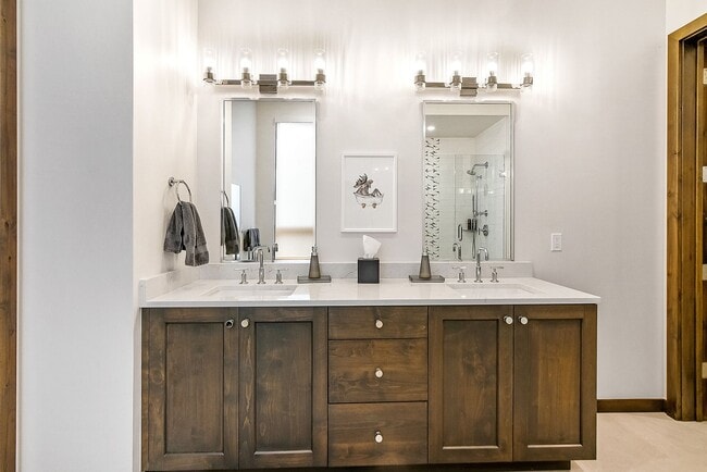 Building Photo - Luxury ski season rental is an entertainer...
