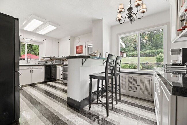 Building Photo - Snohomish Timeless Classic Rental Home