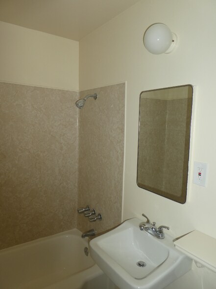 Building Photo - 6222 Hazeltine Ave