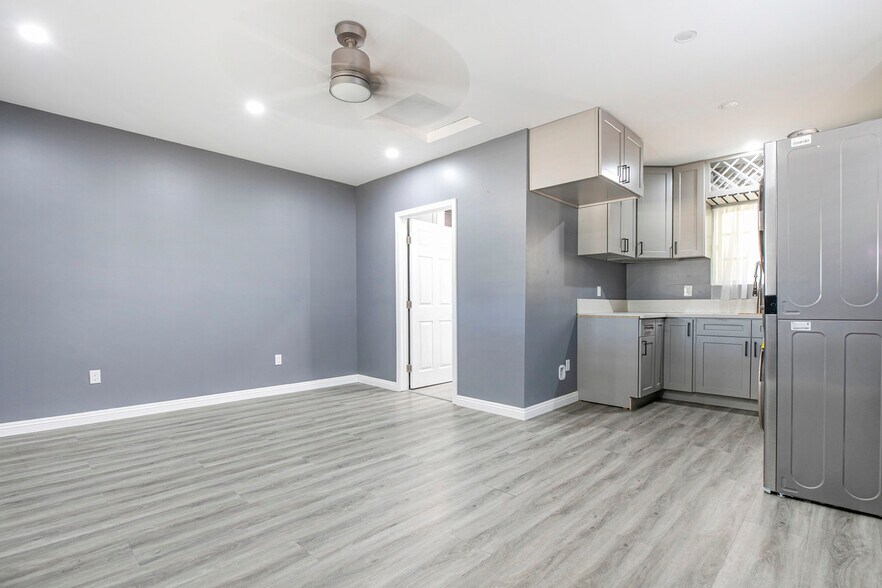 Building Photo - 10432 Langdon Ave