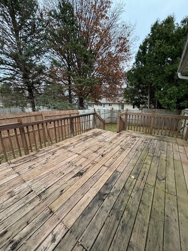 Building Photo - 2 Bedroom duplex in desirable Waterloo neighborhood!!