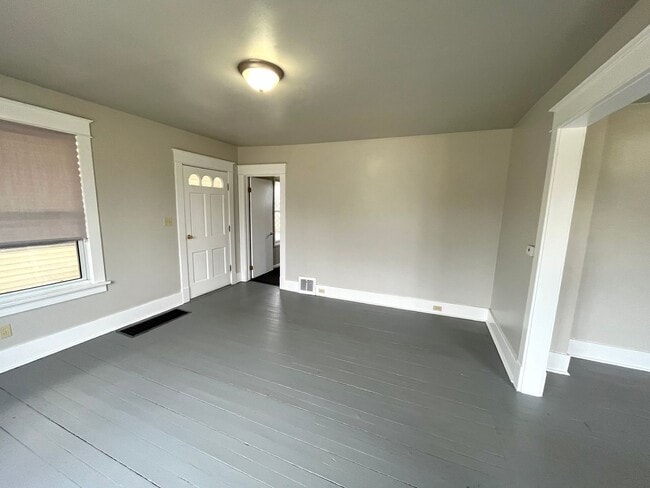 Building Photo - FIVE BEDROOM HOUSE !!. Just a four-minute ...