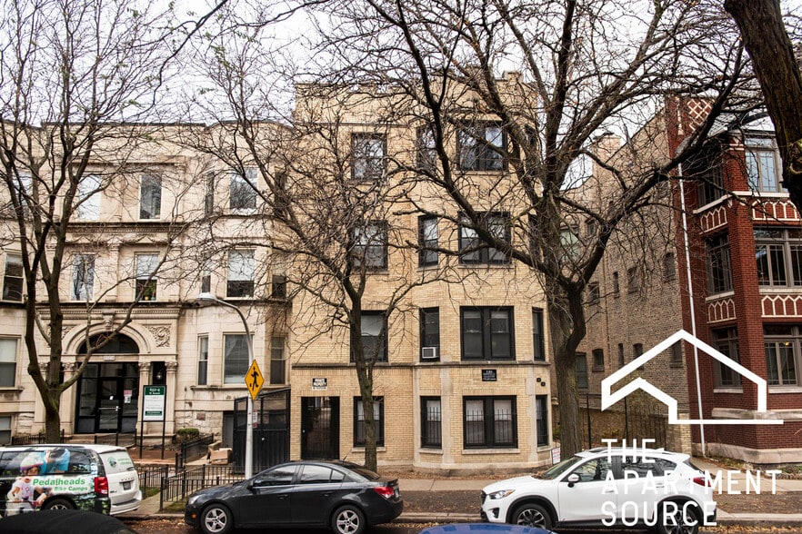 Building Photo - 624 W Roscoe St
