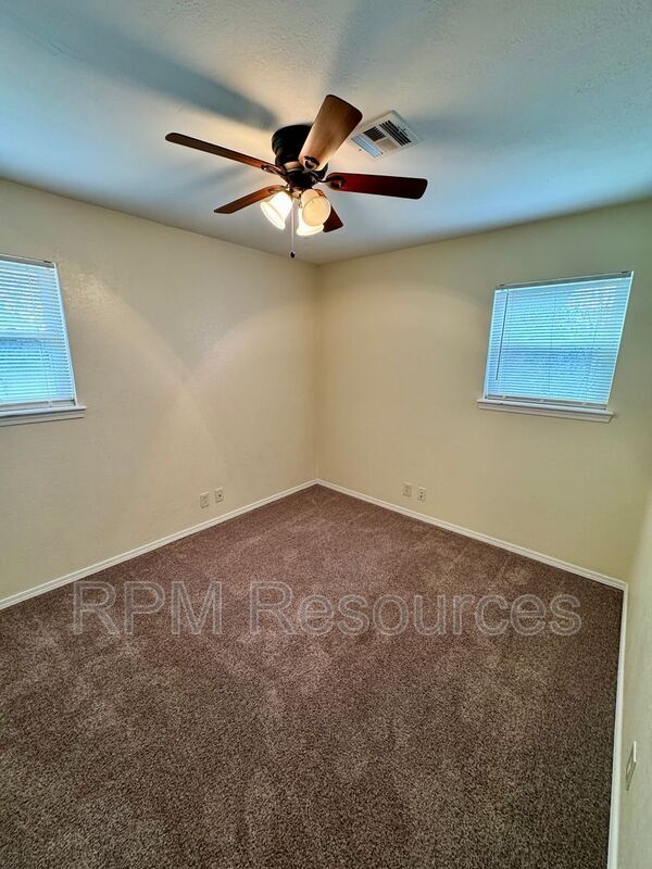 Building Photo - 440 E Carson Ln