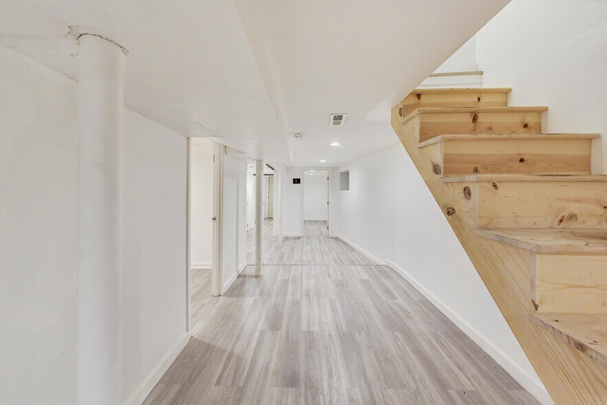 Building Photo - 3554 N Wilton Ave