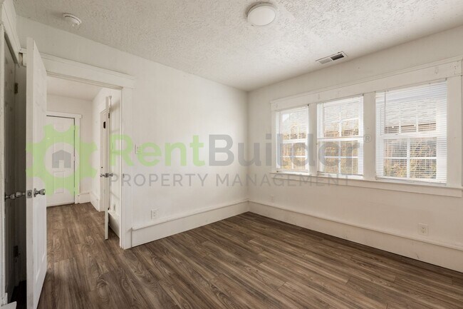 Building Photo - PERFECT HOME FOR STUDENTS OR PROFESSORS IN THE UNM AREA!!