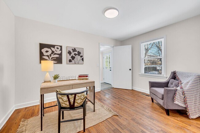 Building Photo - 3 Bed 2 Bath House w/Fenced Yard in East N...