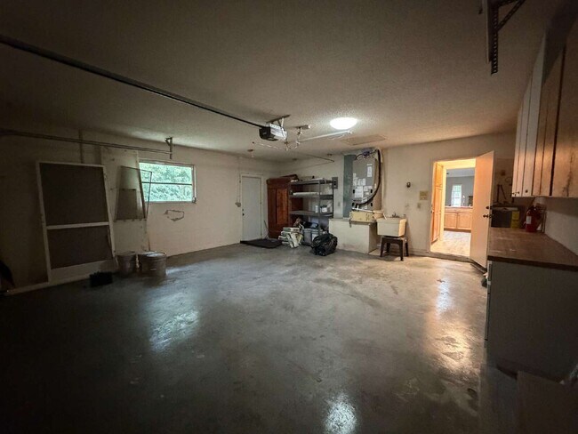 Building Photo - 423 Whispering Oaks Ct