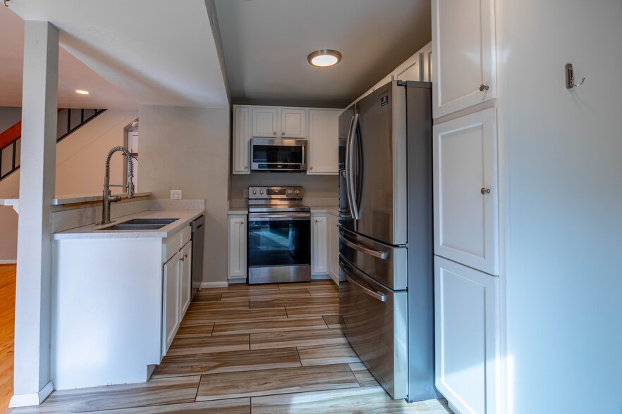 Updated kitchen - 3720 Iris Ave