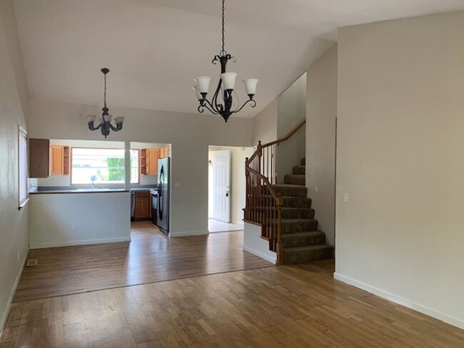 Building Photo - Great Home in H Section of Rohnert Park ~ 5 bedrooms and 2 bathrooms ~ Co Signers are Accepted