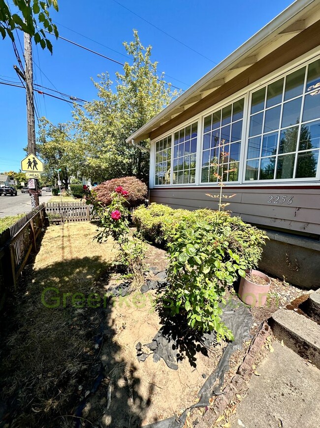 Building Photo - Huge 3 Bedroom 2 Bathroom House in Heart o...