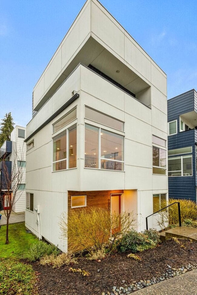 Building Photo - Air-Conditioned Standalone Townhome in Coveted Lincoln Park (1st Month Free)