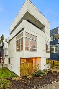 Building Photo - Fresh, Air-Conditioned Standalone Townhome in Coveted Lincoln Park