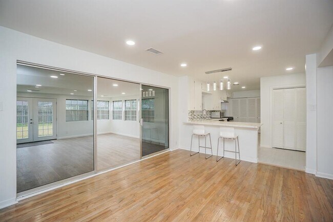 Building Photo - 4145 Sarong Dr