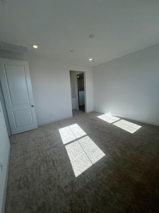 Building Photo - Camarillo - Brand New 4 bedroom, 3.5 home in