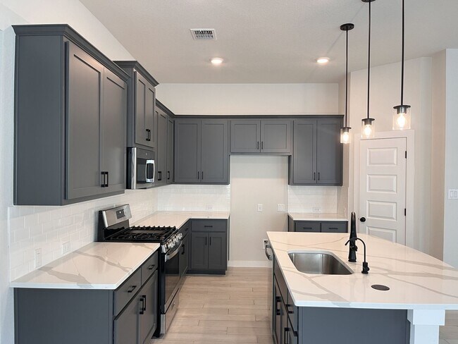 Building Photo - Beautiful 3 Bedroom Home + Study in Paramount