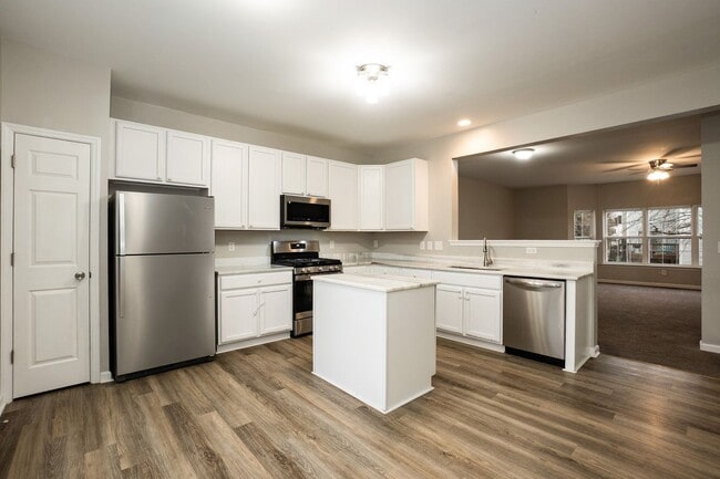 Building Photo - Beautiful Townhouse w/ 1st Floor Bedroom