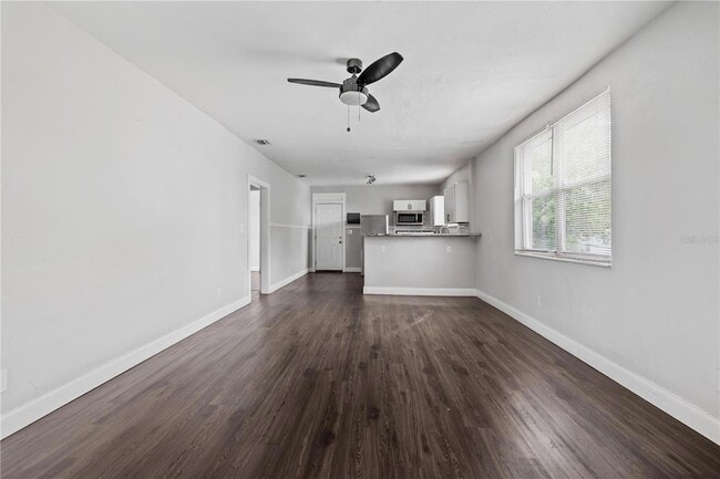 Building Photo - 409 E Floribraska Ave