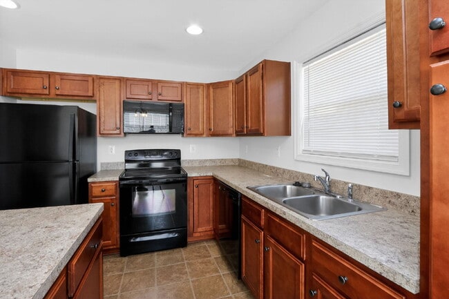 Building Photo - Welcome to a gorgeous end unit townhouse, located in the Heather Hills community.