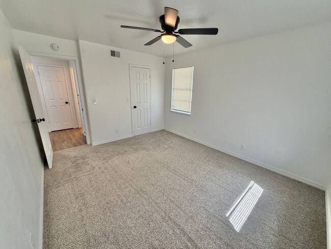 Building Photo - 3 bed Fresh inside!