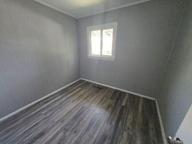 Building Photo - 4 Bd 1.5 Bath Single Family House in Hyde Park Available 12/1