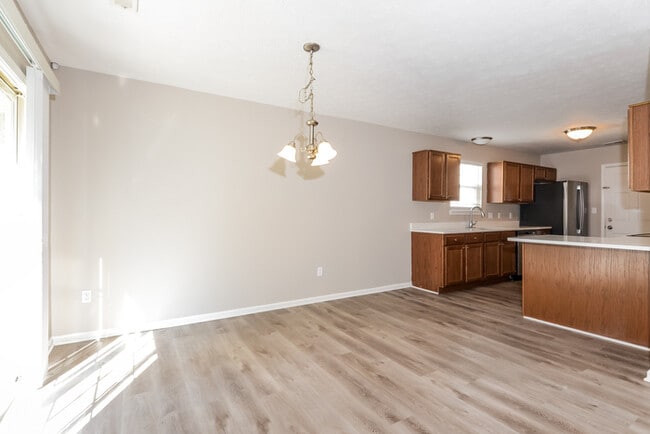 Building Photo - 904 Flying Sun Dr