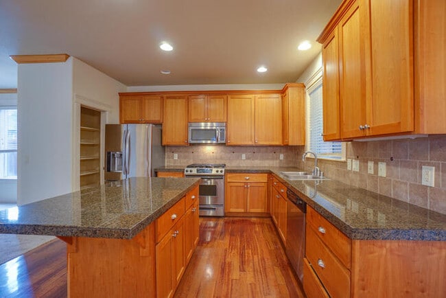 Building Photo - BEAUTIFUL FOUR BEDROOM HOME IN VANCOUVER