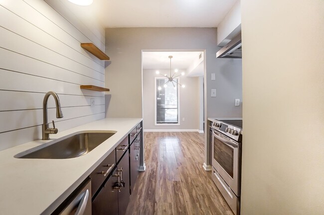 Building Photo - Fully Renovated 2 Bedroom Condo!