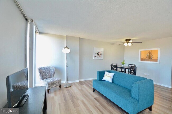 Building Photo - 4600 S Four Mile Run Dr