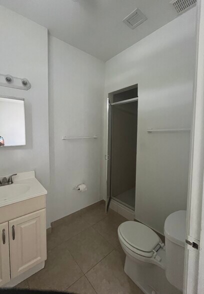 Master bathroom - 812 NW 22nd Pl