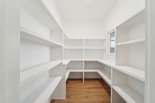 Building Photo - Spacious Home Minutes from Aspen Creek Elementary & Elam Park!