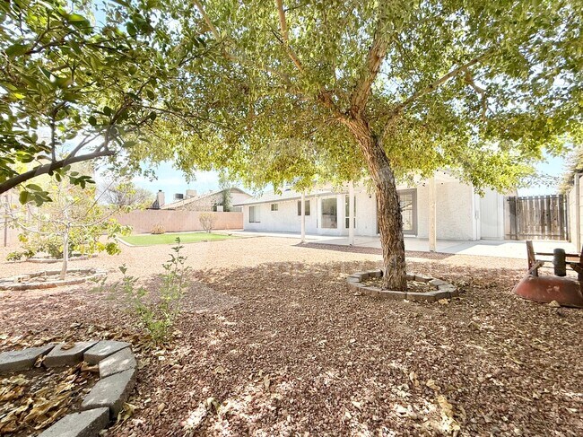 Building Photo - 1744 W Mohawk Ln