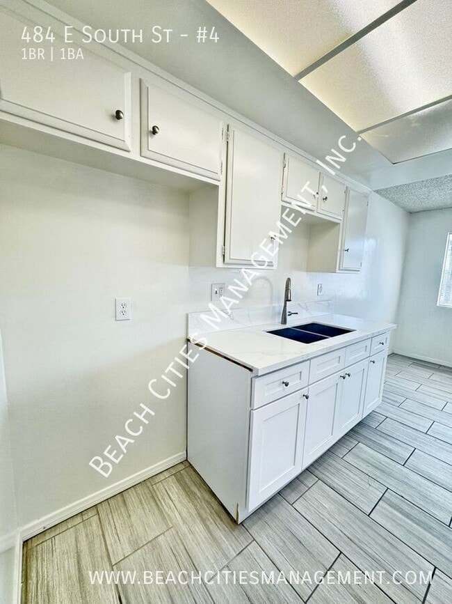 Building Photo - 484 E South St