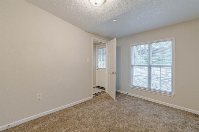 Building Photo - 560 Persimmon Pass