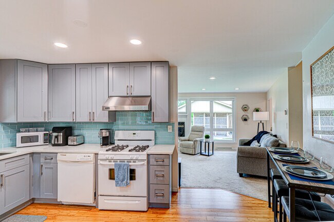 Building Photo - Cozy Home Sleeps 10 Lombard Chicago Suburb